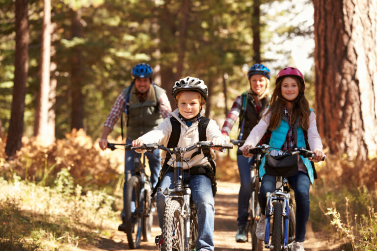 Familie auf Fahrradtour