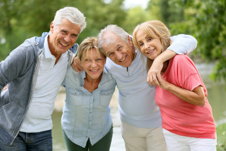 Senioren und Seniorinnen im Park