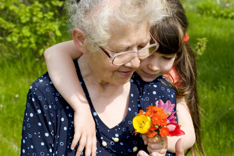 Oma und Enkelin im Garten